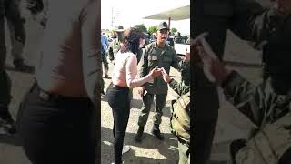 Pelea entre dos mujeres una Civil y la otra militar [upl. by Odrareve]