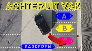 ACHTERUIT INPARKEREN IN EEN VAK [upl. by Noni]