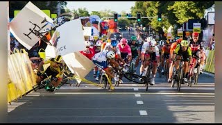 Tour de Pologne un cycliste entre la vie et la mort après une terrible chute sur la ligne d’arrivée [upl. by Evangelina]